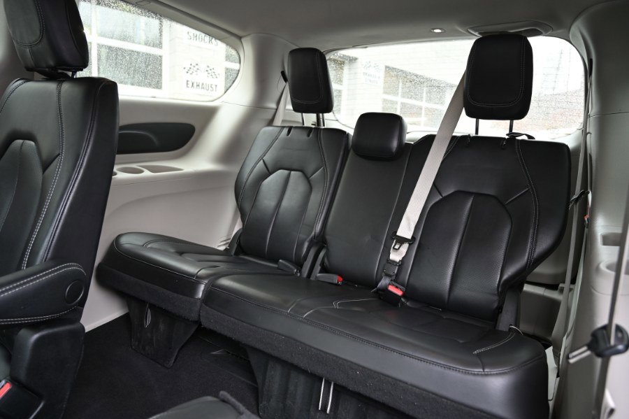 Used 2023 Chrysler Pacifica Touring-L FWD image 14
