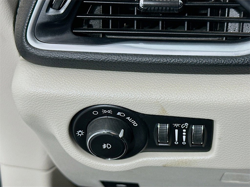 Used 2018 Chrysler Pacifica Limited image 10