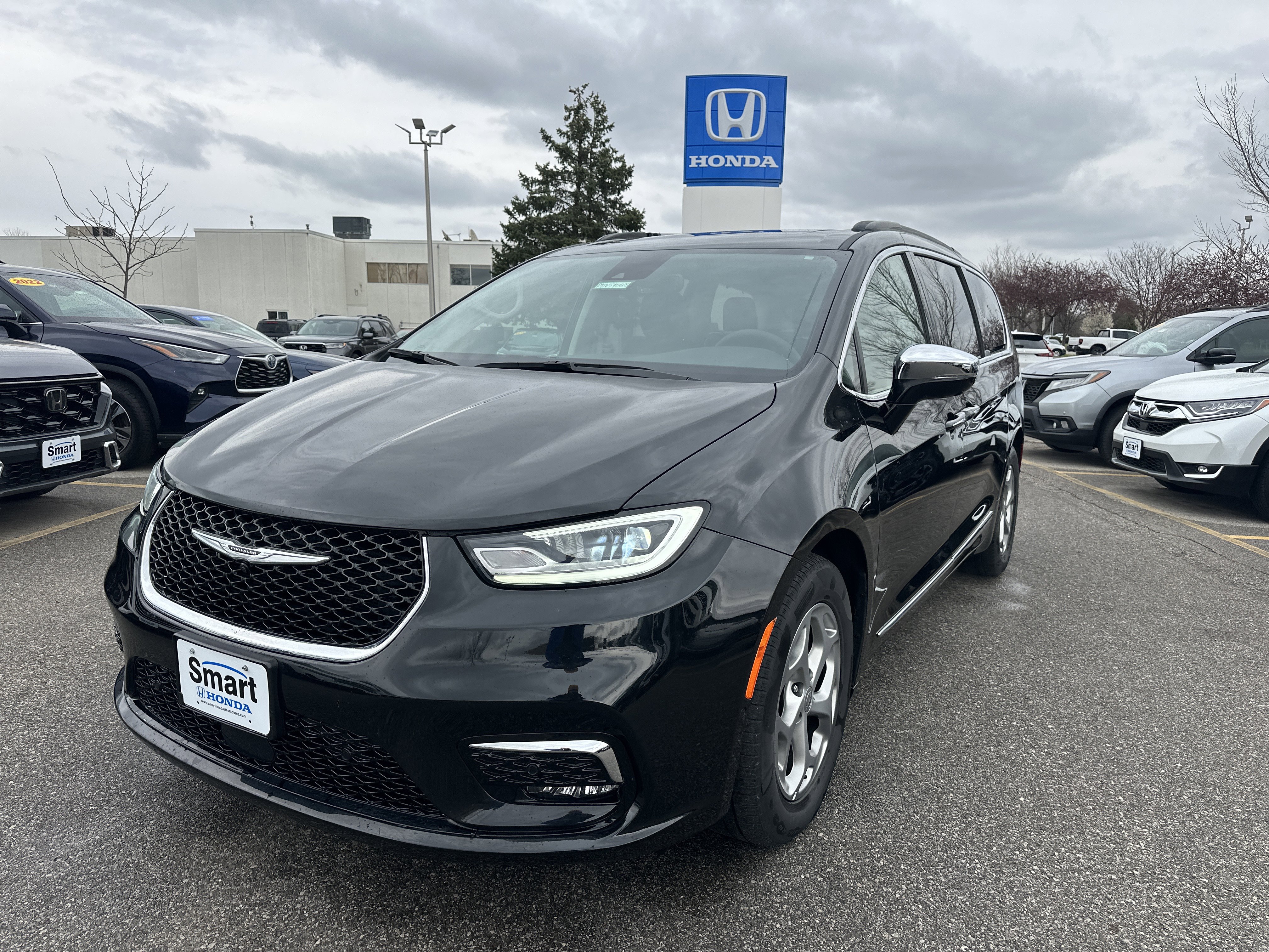 Used 2023 Chrysler Pacifica Limited image 1