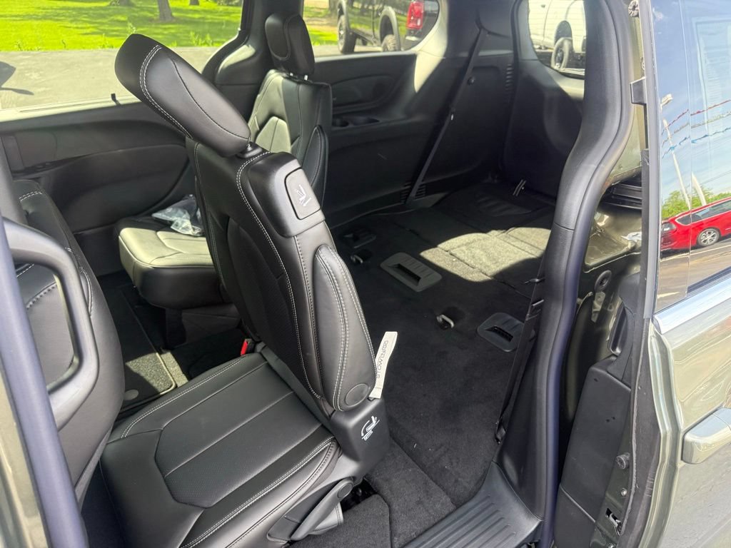New 2027 Chrysler Pacifica Select FWD image 32