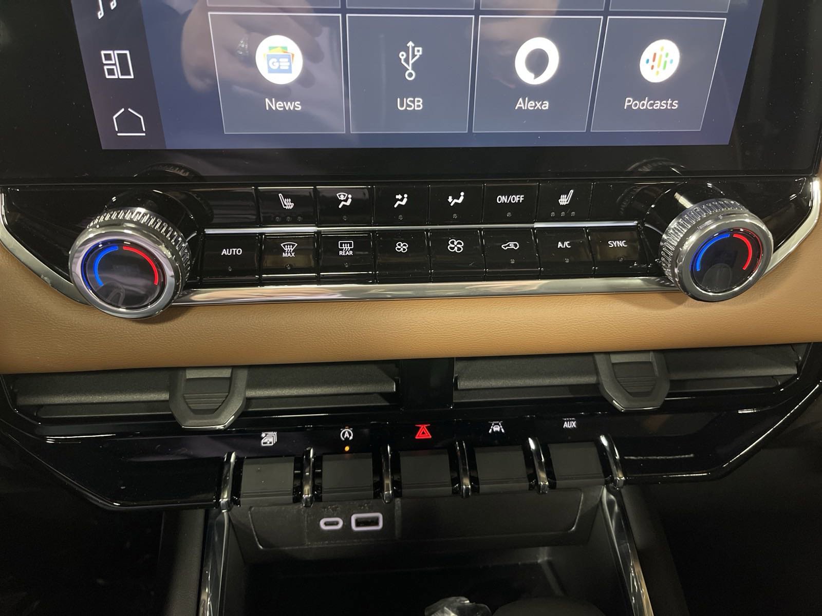 Used 2024 GMC Canyon AT4 w/ Technology Package image 26