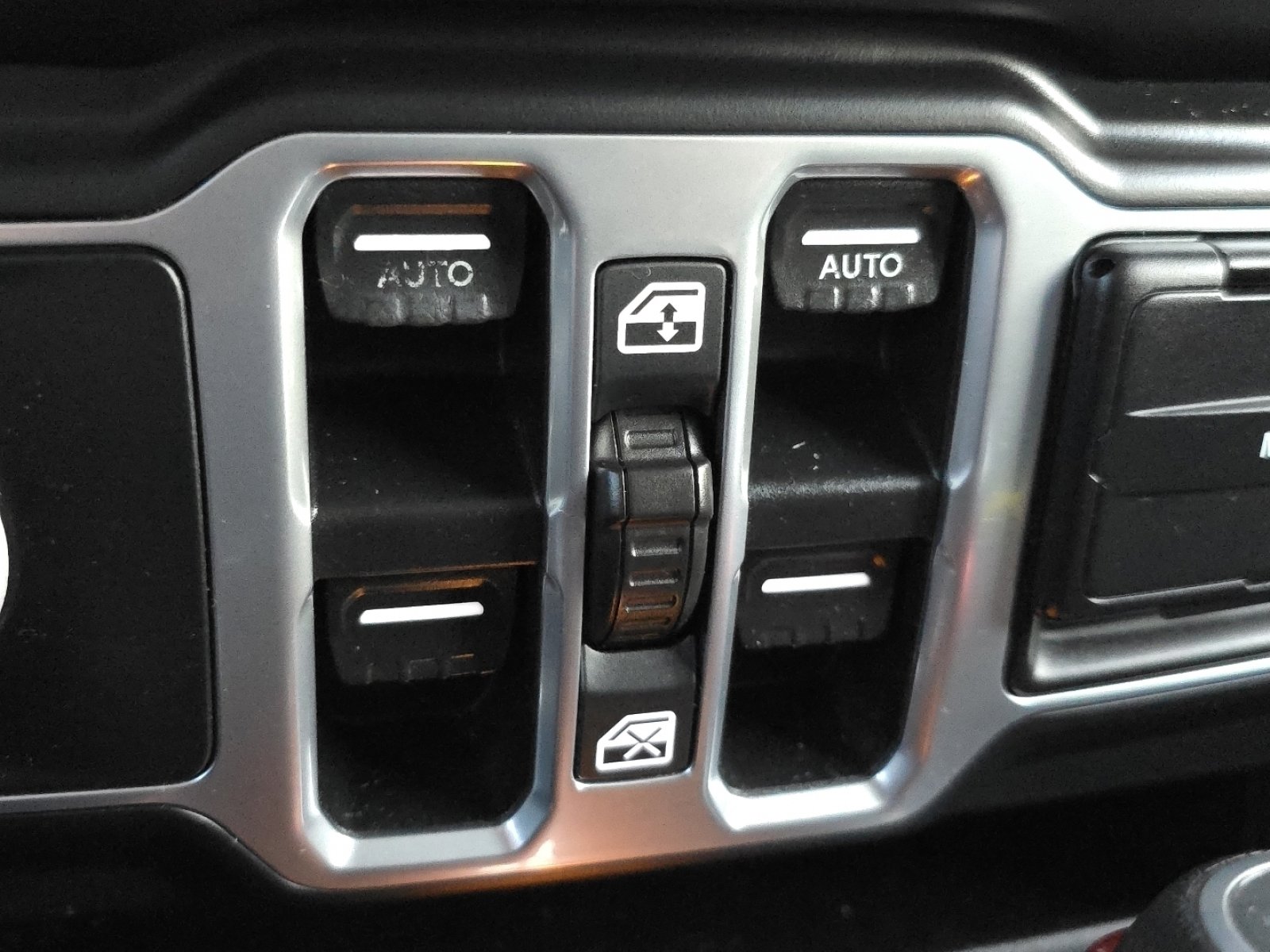 Used 2018 Jeep Wrangler Unlimited Sport S image 30