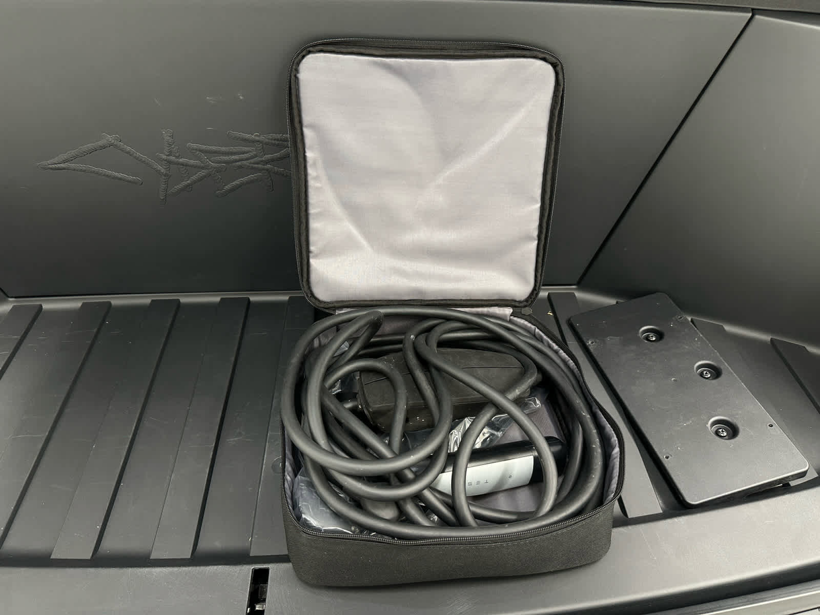 Used 2024 Tesla Cybertruck AWD Crew Cab image 38