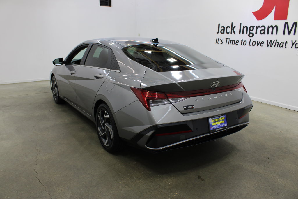 Used 2024 Hyundai Elantra Limited FWD image 3
