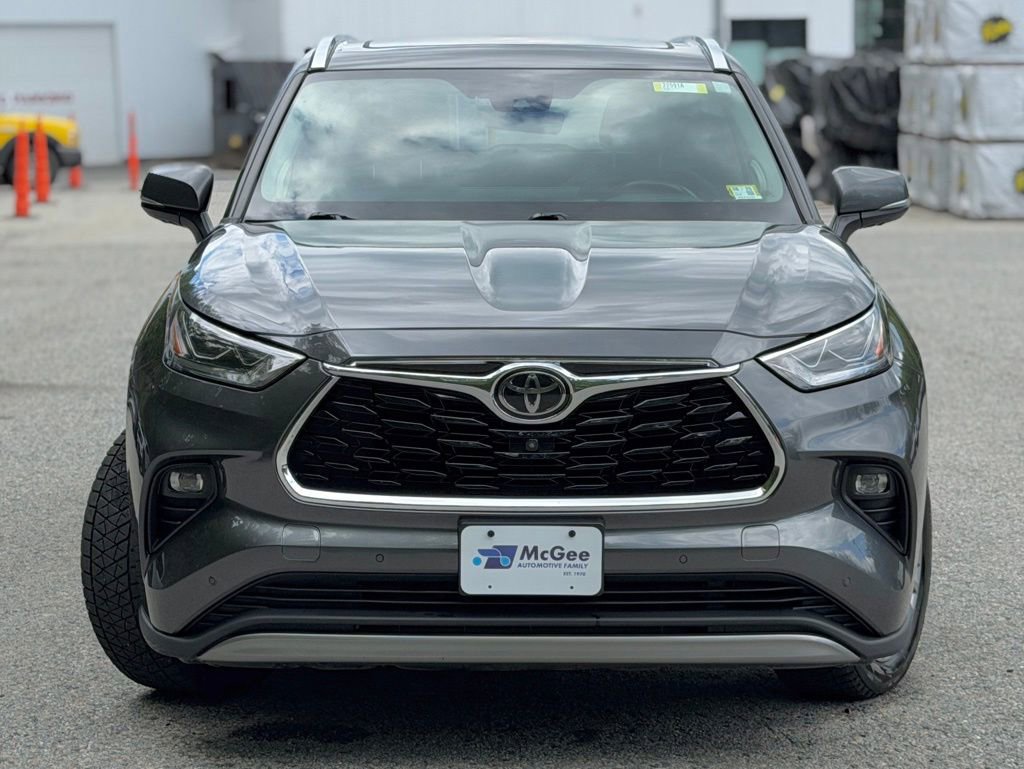 Used 2020 Toyota Highlander Platinum AWD/4WD image 2
