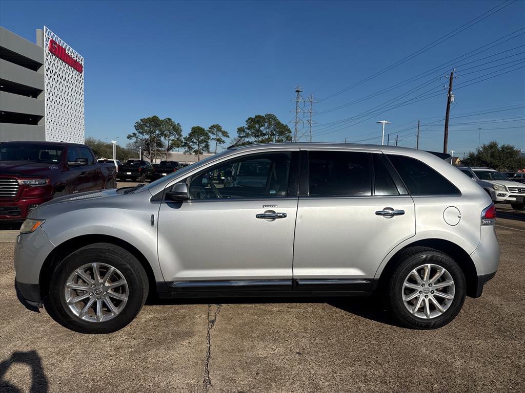 Used 2012 Lincoln MKX FWD image 2