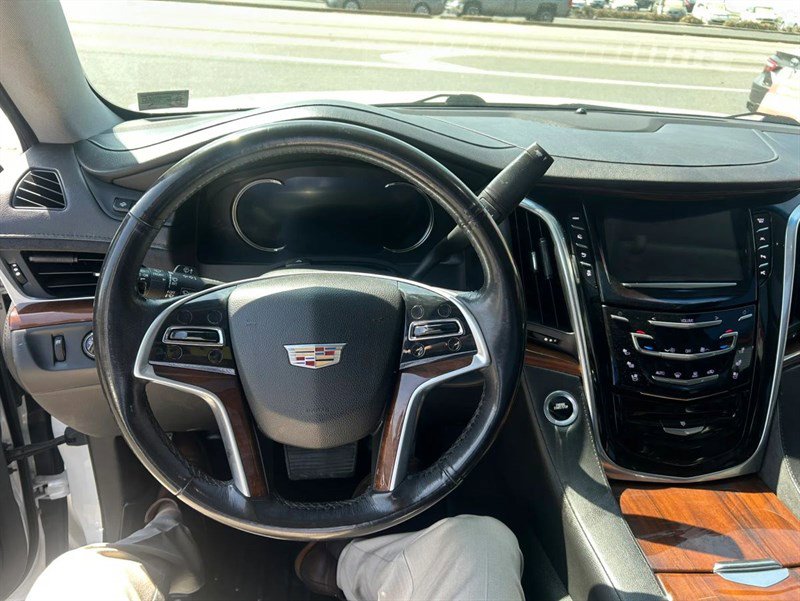 Used 2019 Cadillac Escalade ESV Luxury AWD/4WD image 12