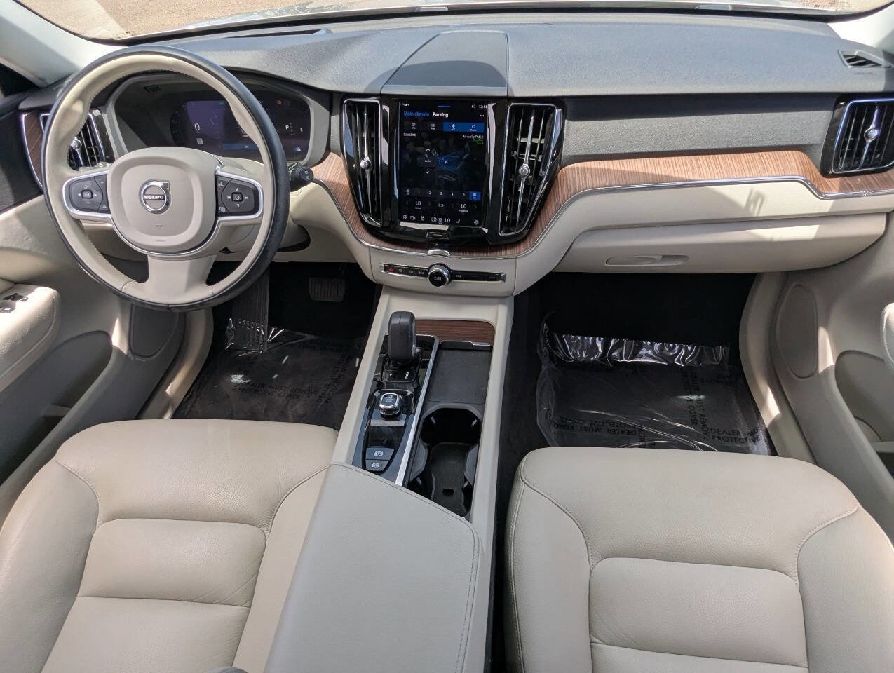 Used 2022 Volvo XC60 B5 Momentum FWD image 16