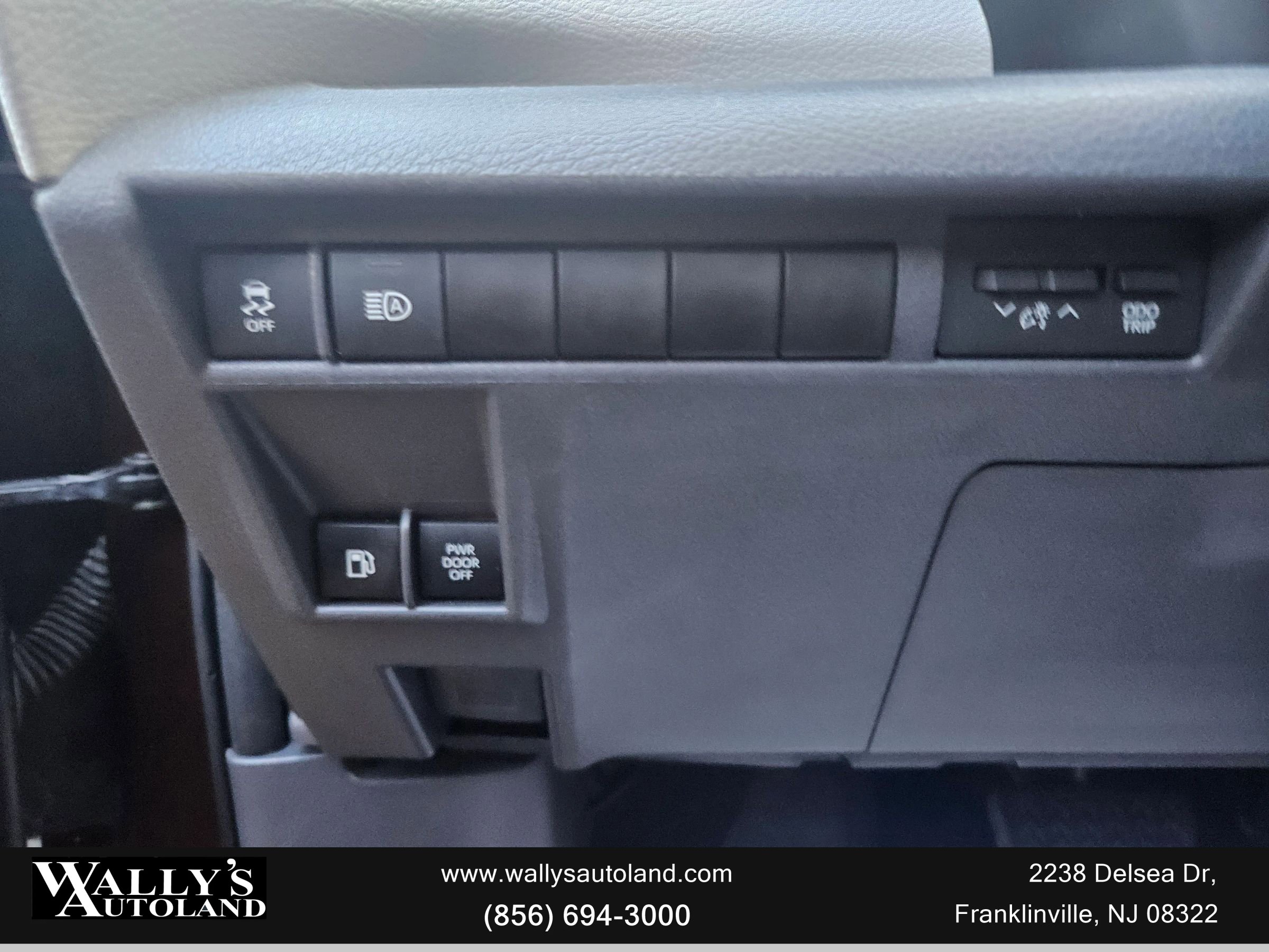 Used 2021 Toyota Sienna XLE image 9
