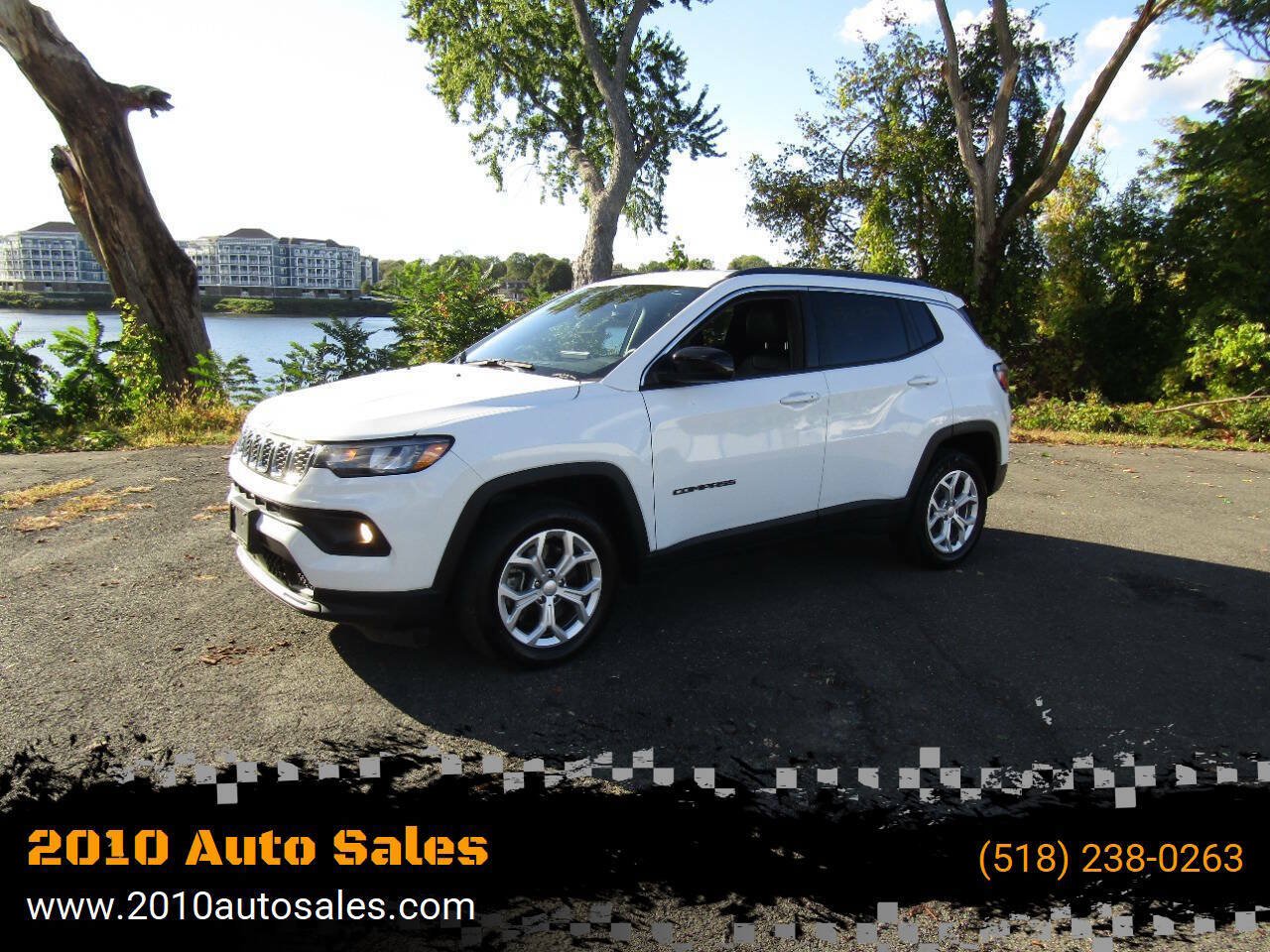 Used 2024 Jeep Compass Latitude AWD/4WD image 1