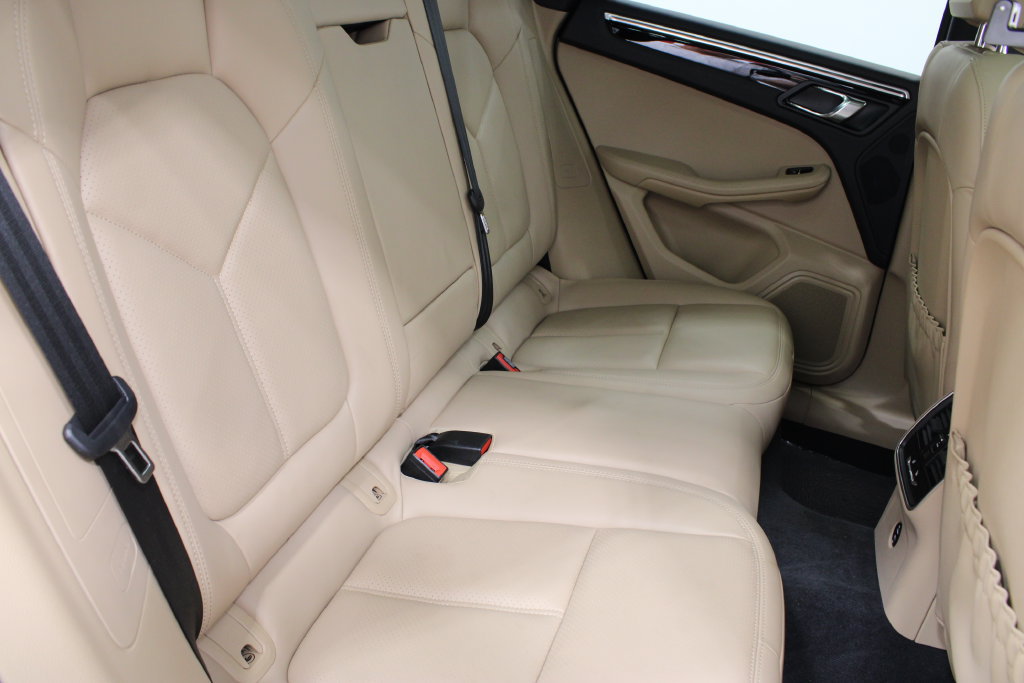 Used 2023 Porsche Macan AWD/4WD image 23
