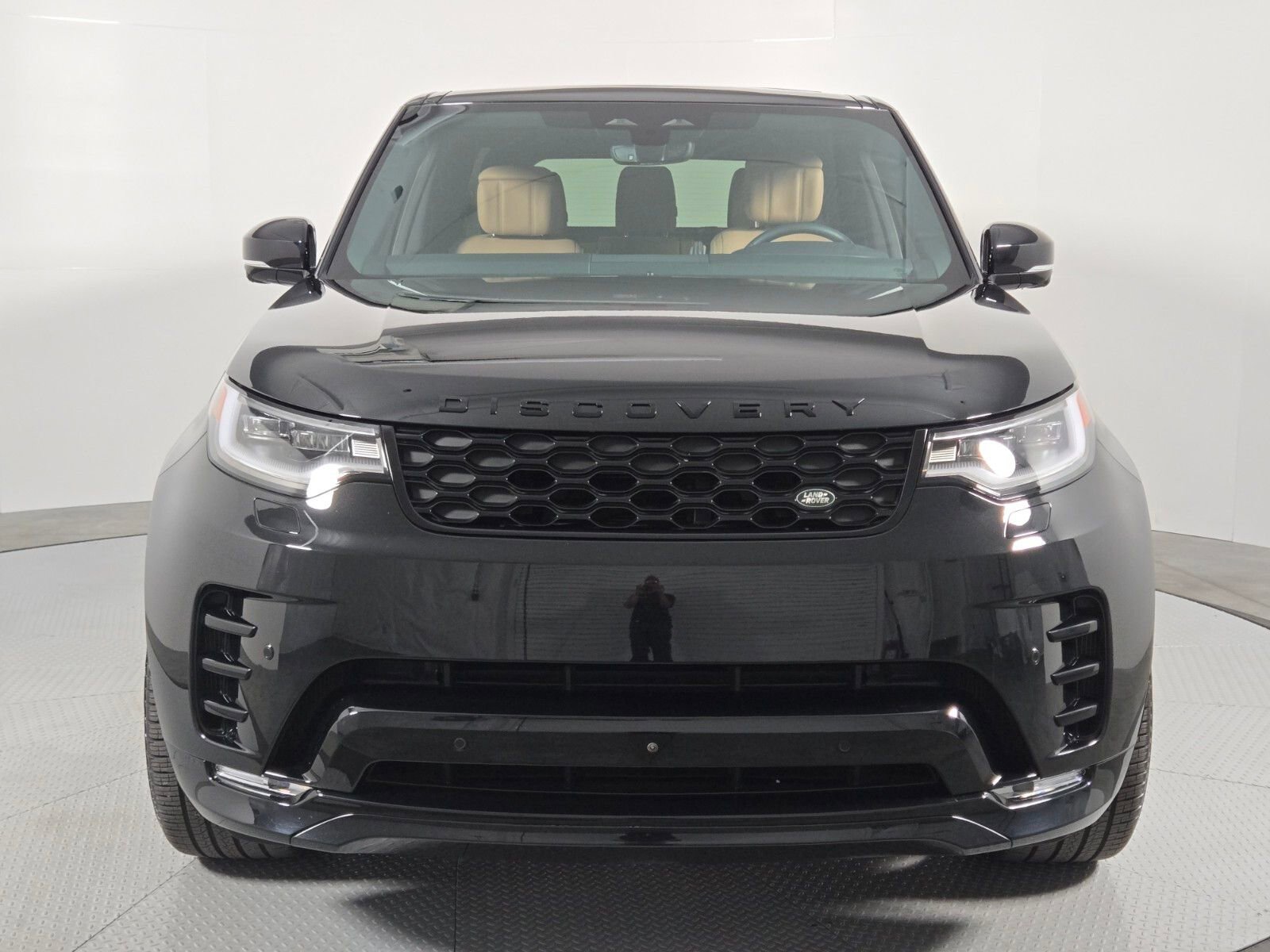 Used 2025 Land Rover Discovery Dynamic SE image 2