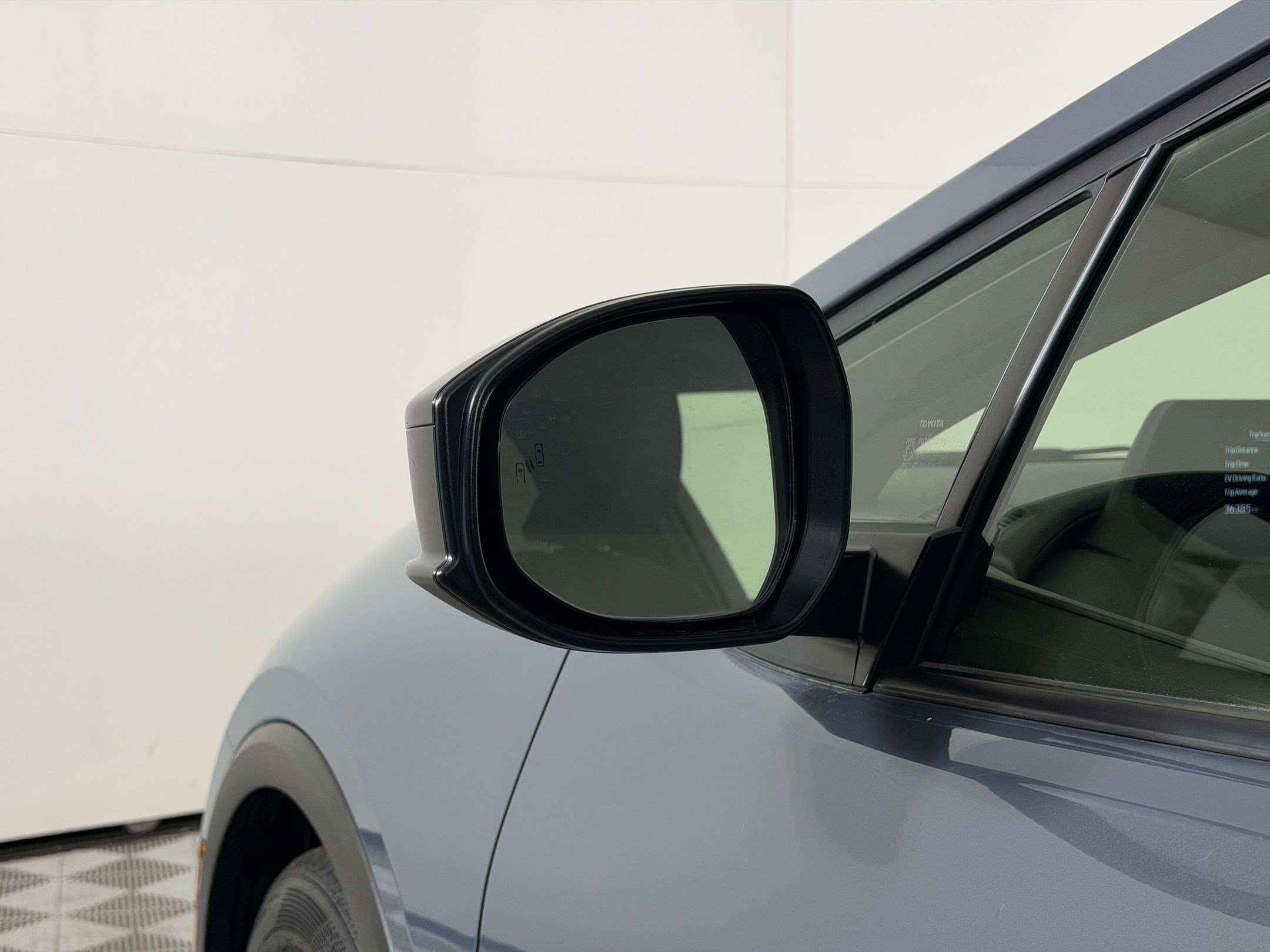 Used 2025 Toyota Prius LE FWD image 28