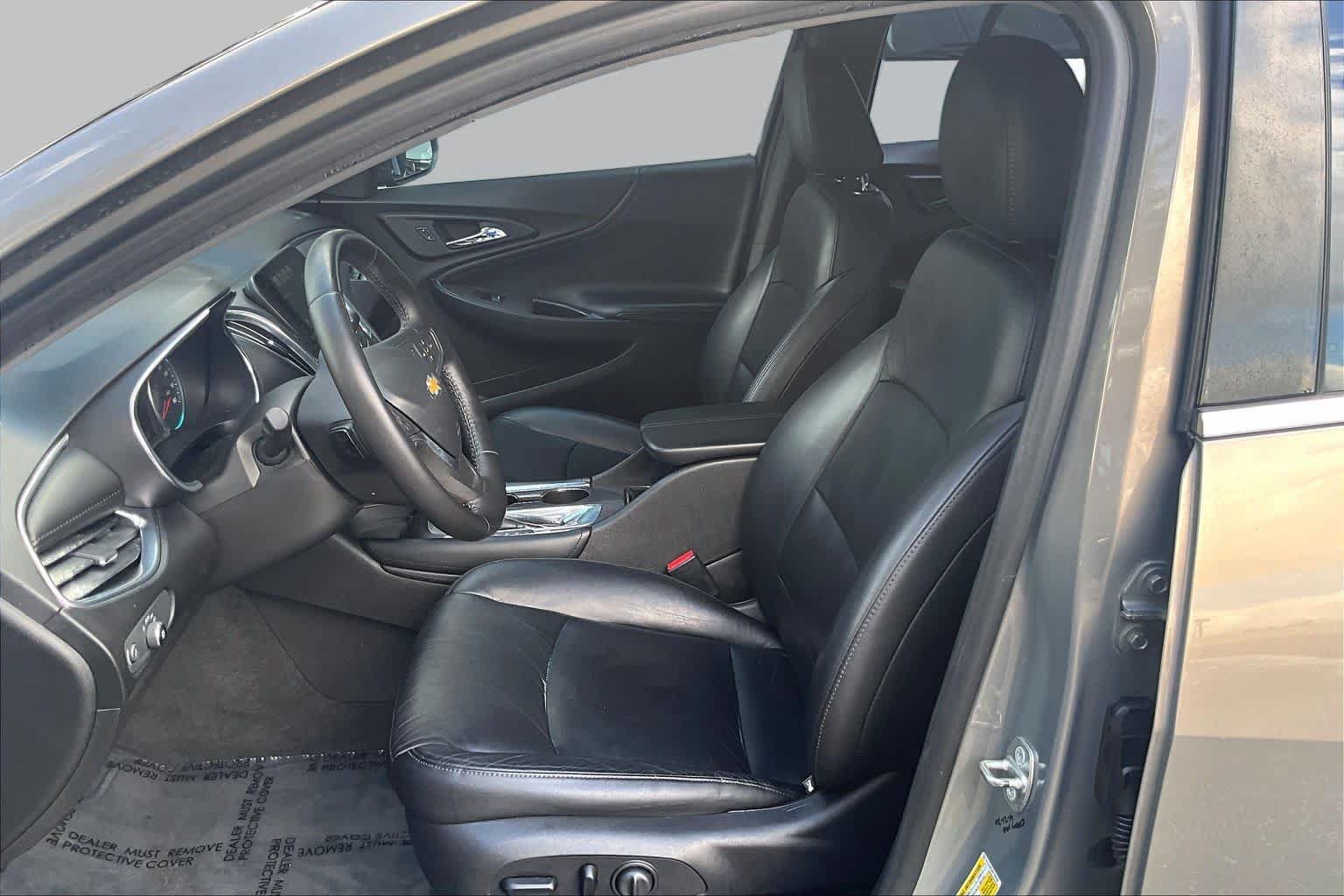 Used 2017 Chevrolet Malibu LT w/ Leather Package FWD image 9