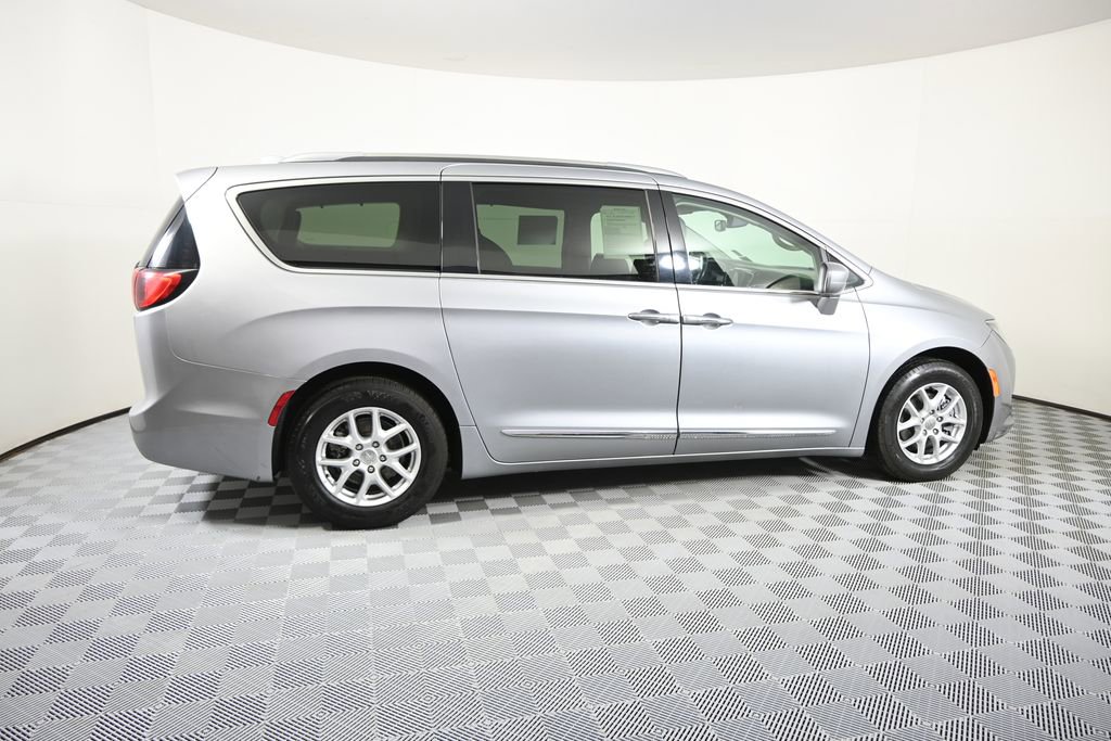 Used 2020 Chrysler Pacifica Touring-L image 7