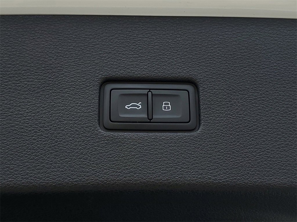 Used 2021 Audi Q8 Prestige w/ Prestige Package image 33