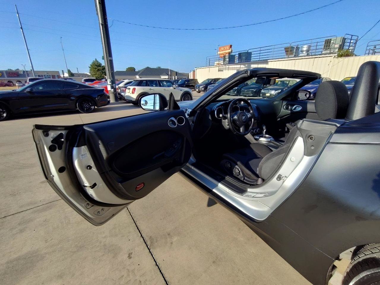 Used 2015 Nissan 370Z Roadster RWD image 15
