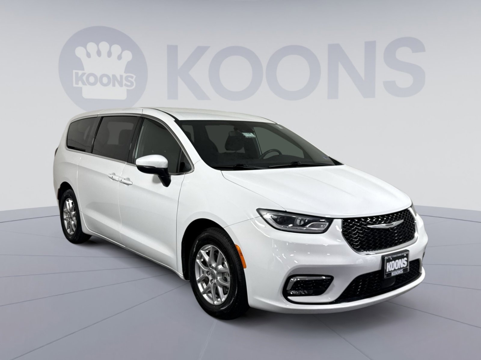 Used 2023 Chrysler Pacifica Touring FWD image 10
