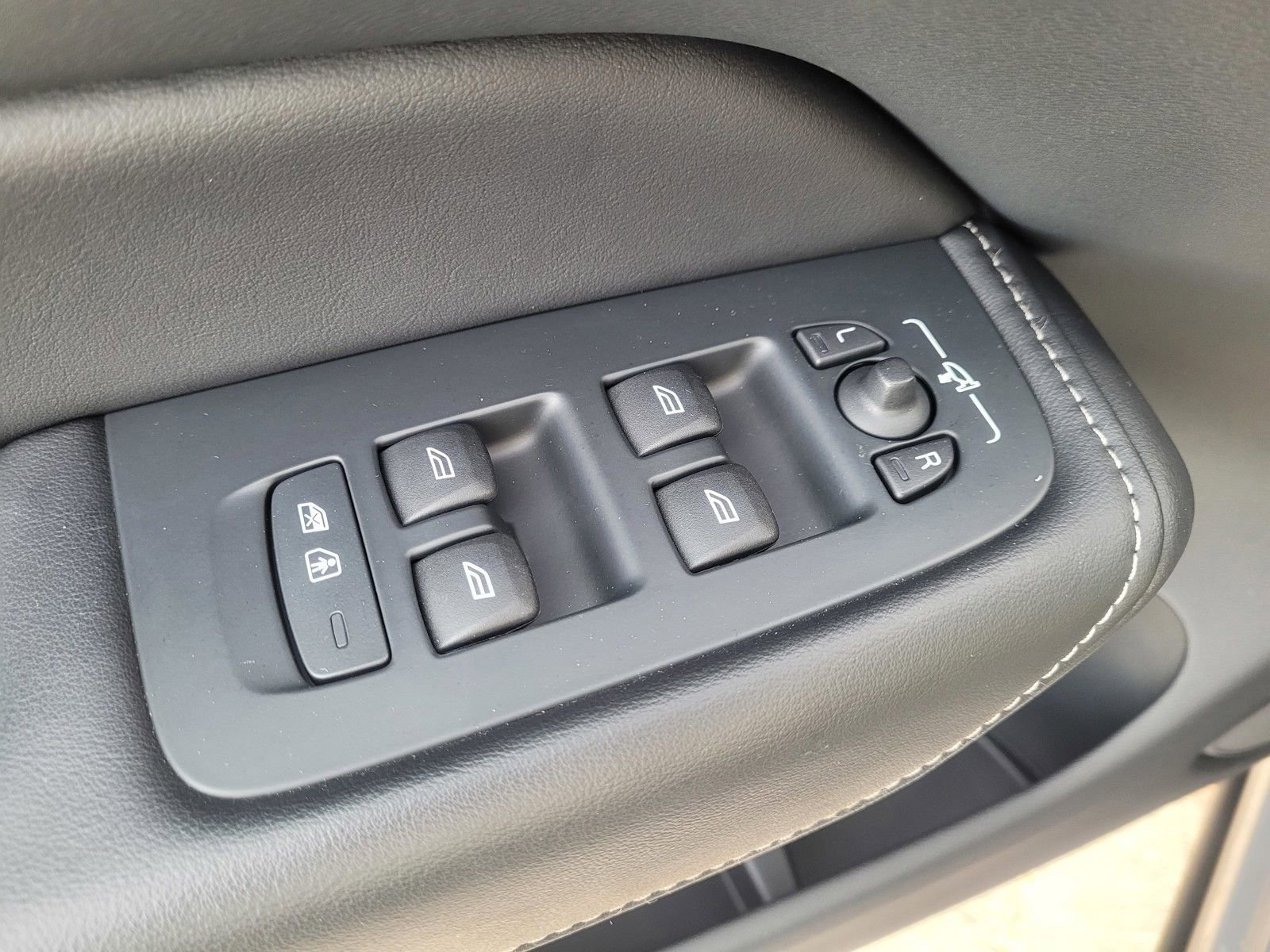 Certified 2023 Volvo XC60 B5 Ultimate image 16