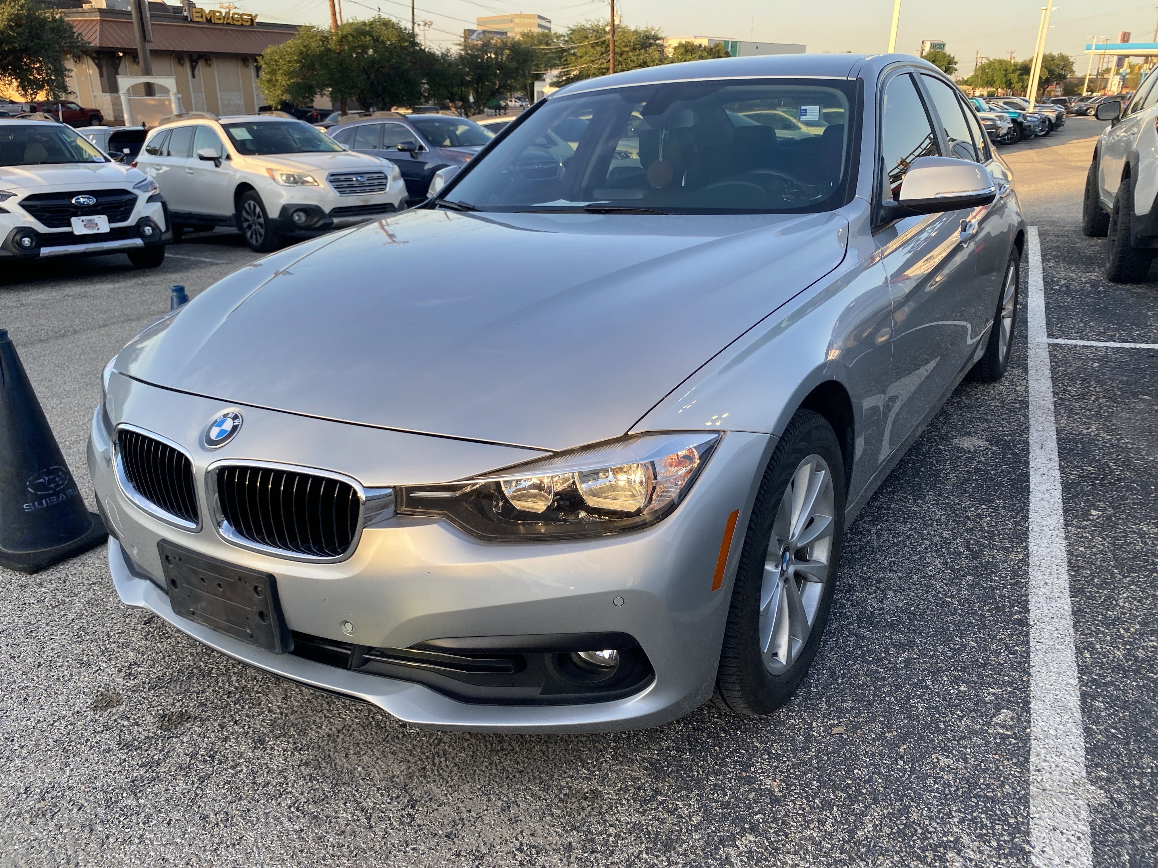 Used 2017 BMW 320i Sedan RWD image 1