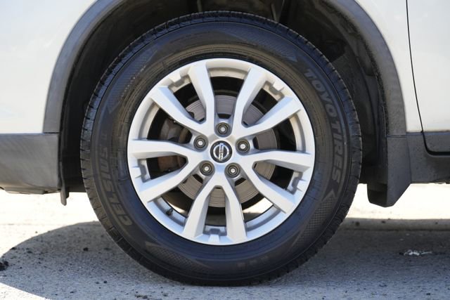 Used 2018 Nissan Rogue SV w/ Premium Package image 11