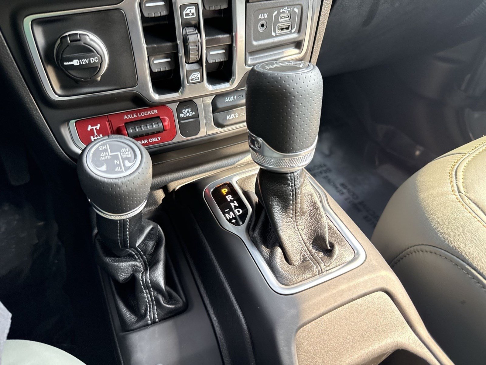 Used 2025 Jeep Gladiator Mojave AWD/4WD image 21