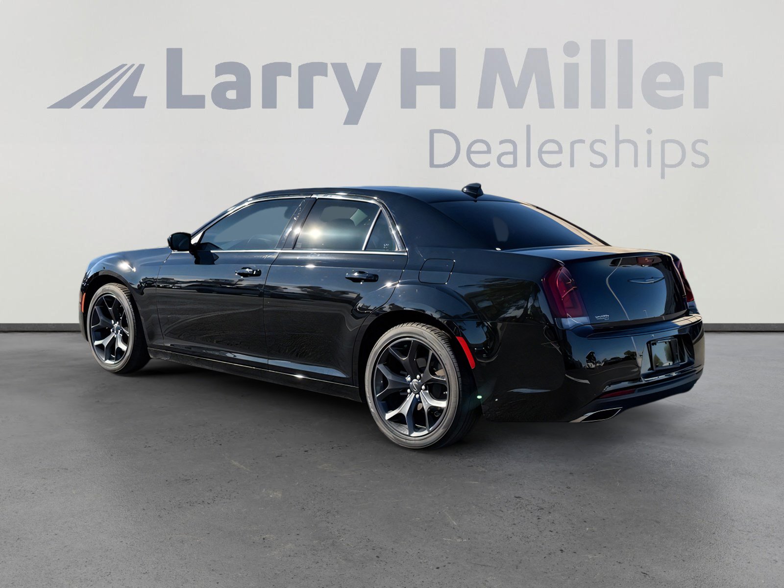 Used 2023 Chrysler 300 Touring w/ Sport Appearance Package image 3