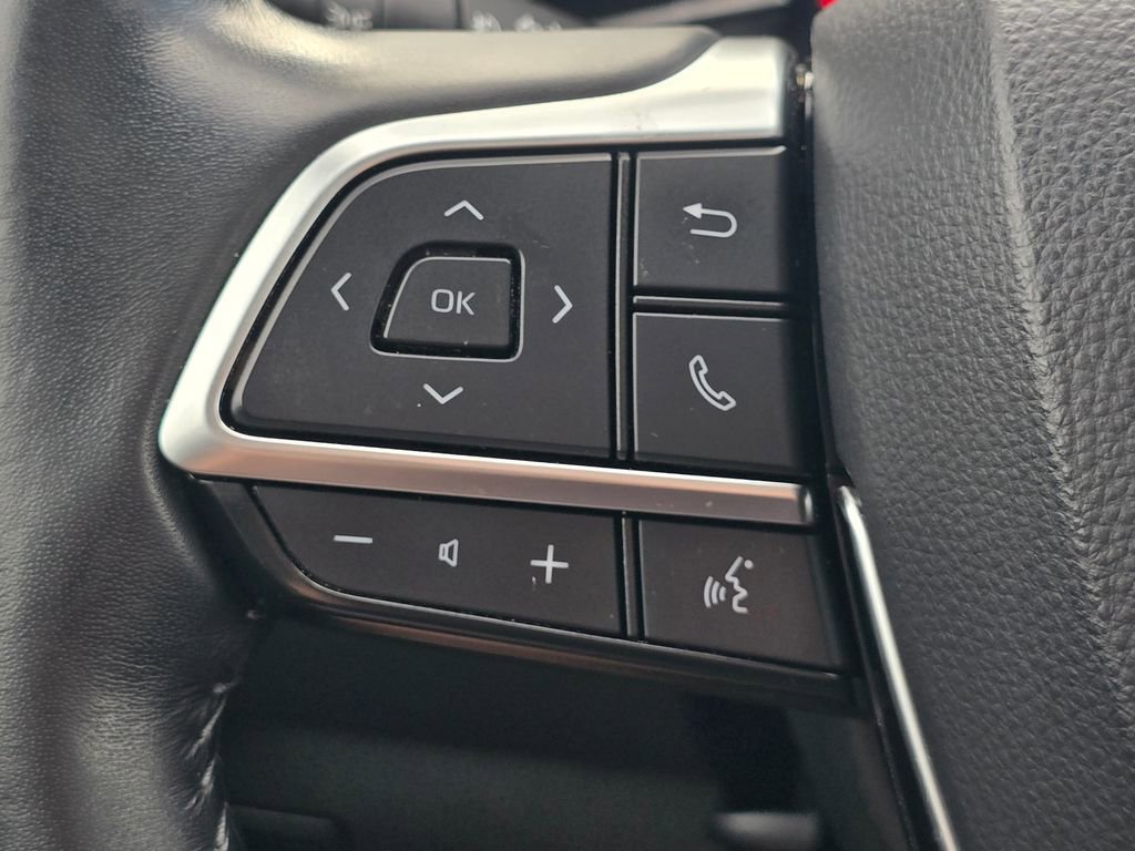 Used 2021 Toyota Highlander XLE AWD/4WD image 34