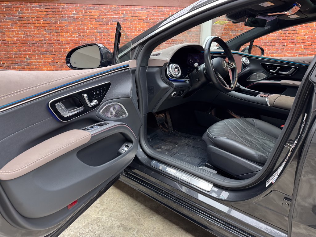 Certified 2023 Mercedes-Benz EQS 580 4MATIC Sedan w/ Exclusive Trim Package image 10