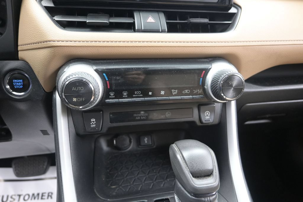 Used 2020 Toyota RAV4 XLE w/ Convenience Package FWD image 14