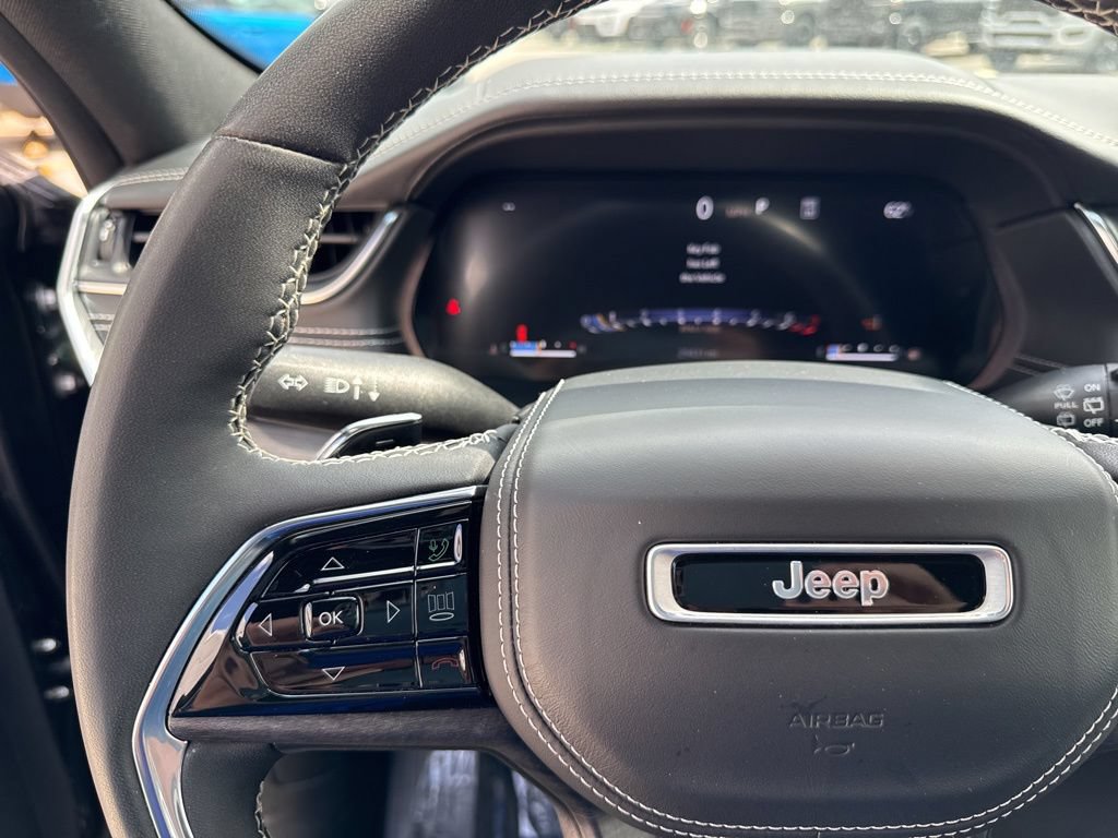 Used 2023 Jeep Grand Cherokee Overland w/ Luxury Tech Group IV AWD/4WD image 28