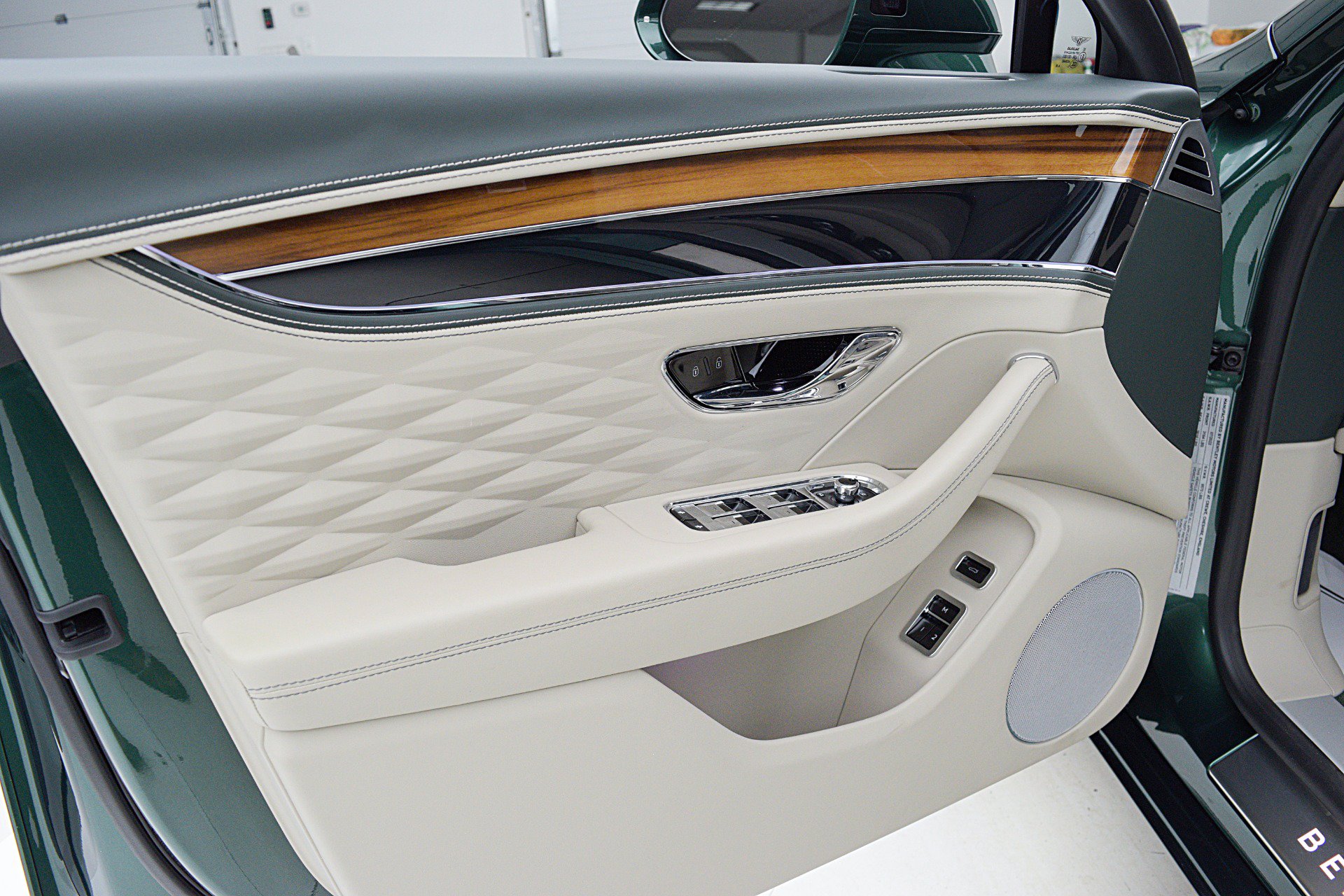 Certified 2022 Bentley Flying Spur V8 AWD/4WD image 40
