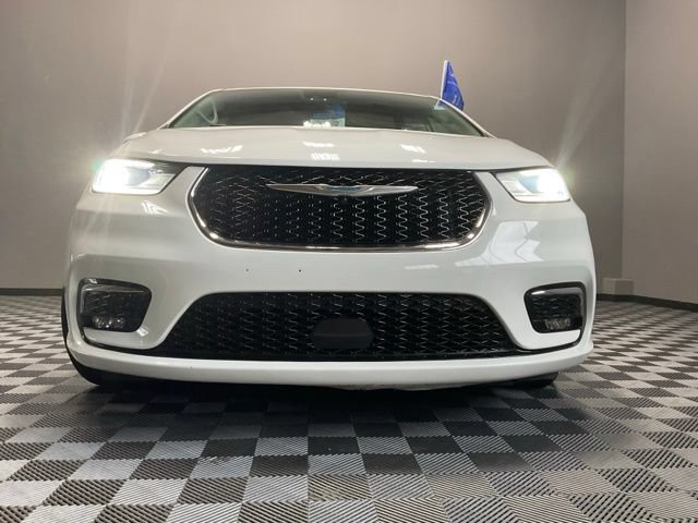 Used 2021 Chrysler Pacifica Touring FWD image 3