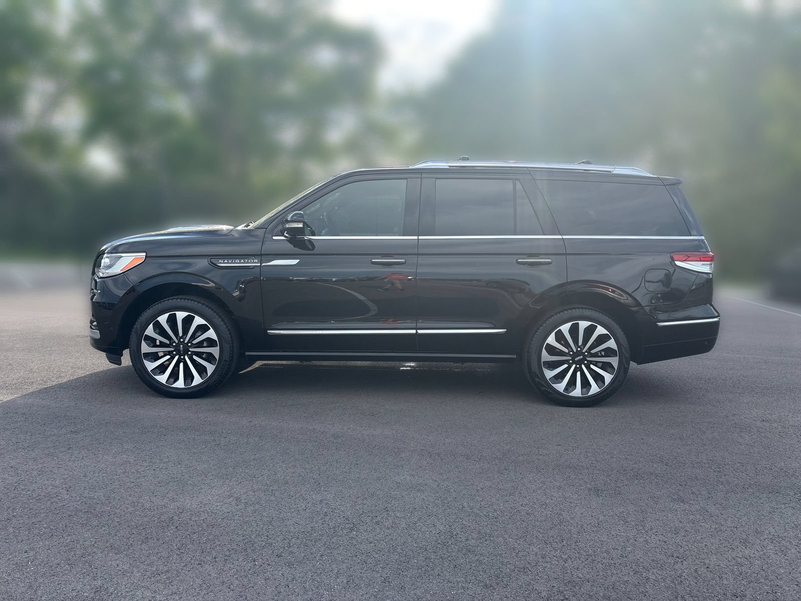 Certified 2023 Lincoln Navigator Reserve AWD/4WD image 3