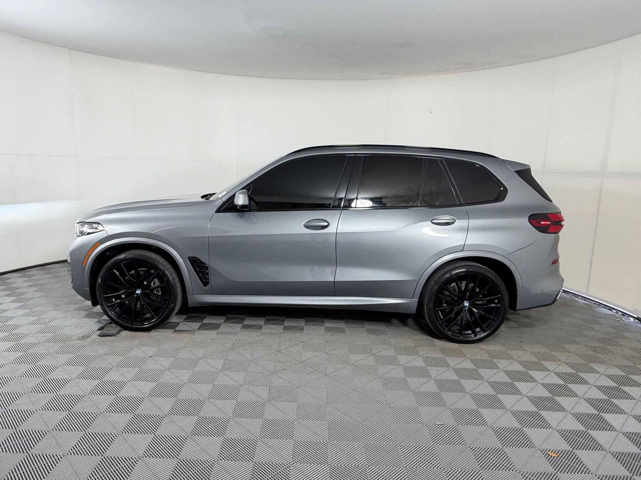 Used 2024 BMW X5 sDrive40i w/ M Sport Package RWD image 2