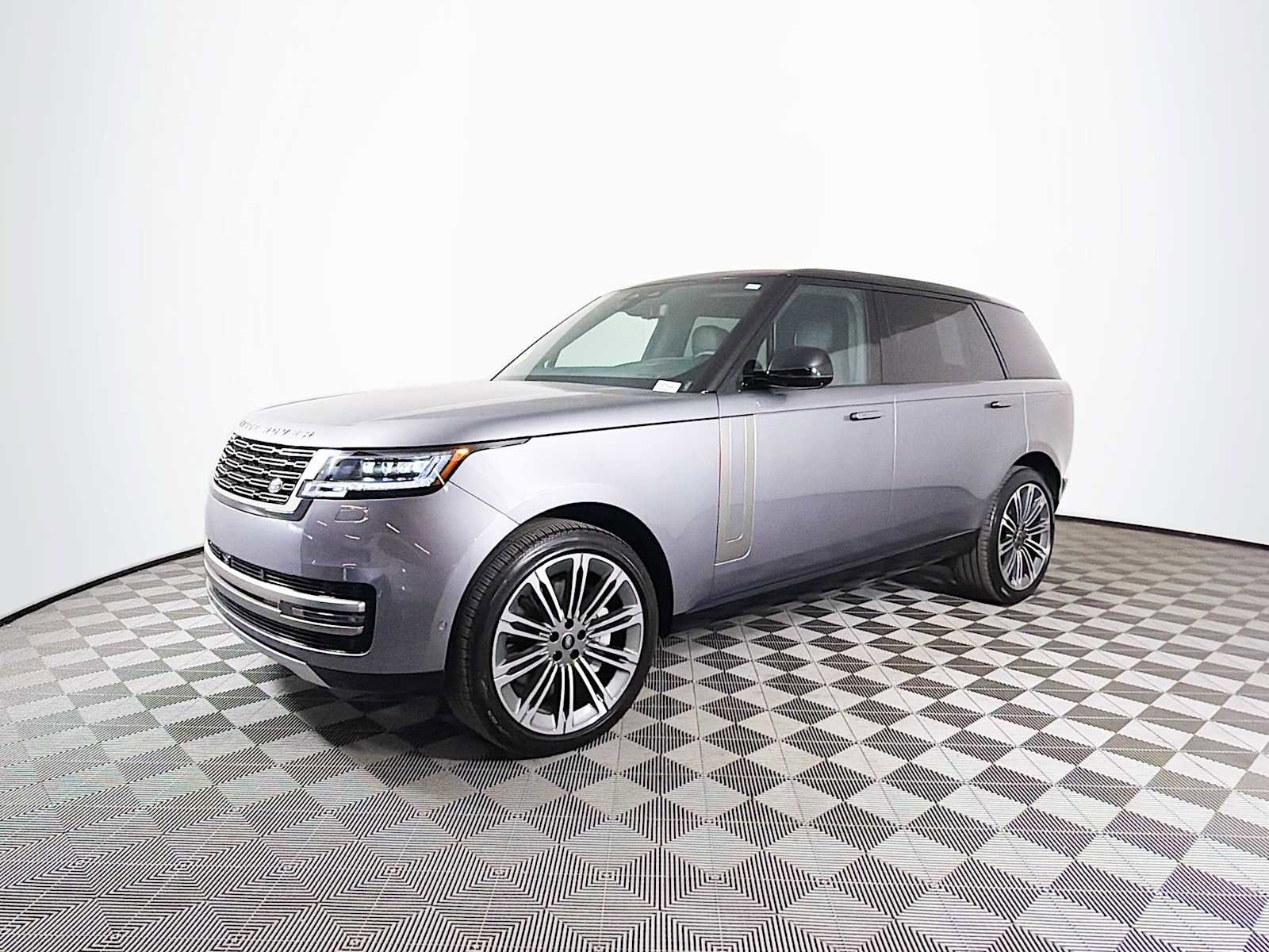Used 2025 Land Rover Range Rover Long Wheelbase SE AWD/4WD image 1