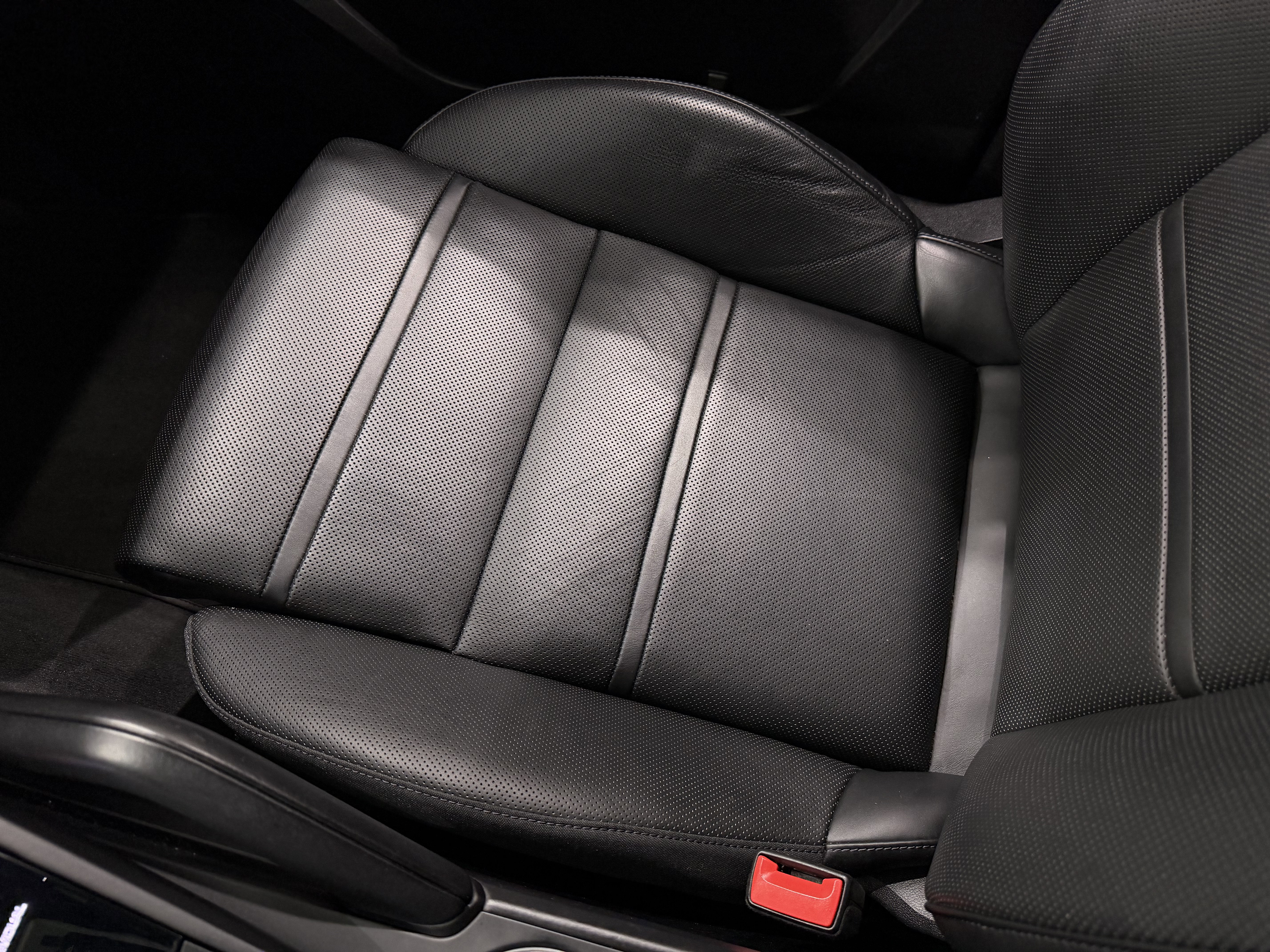 Certified 2022 Porsche Cayenne Platinum Edition image 59