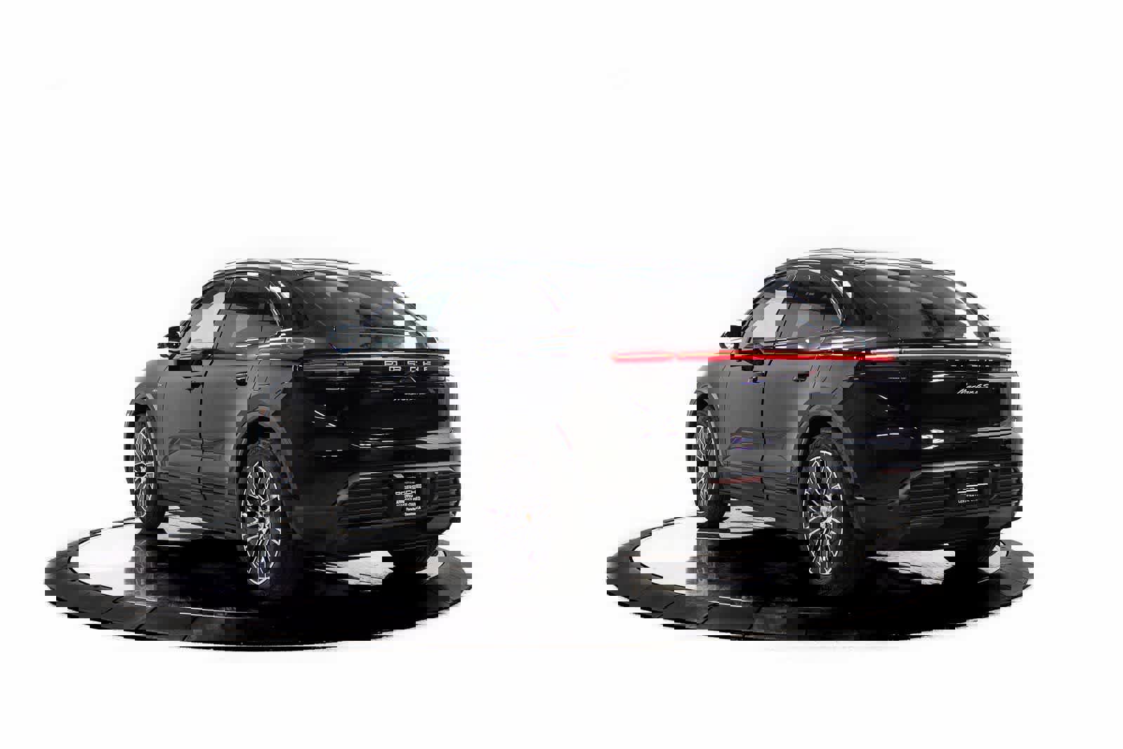 Certified 2025 Porsche Macan 4S Electric AWD/4WD image 3