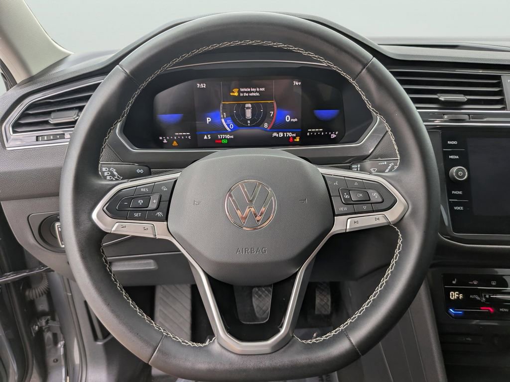 Used 2024 Volkswagen Tiguan SE w/ Panoramic Sunroof Package FWD image 28