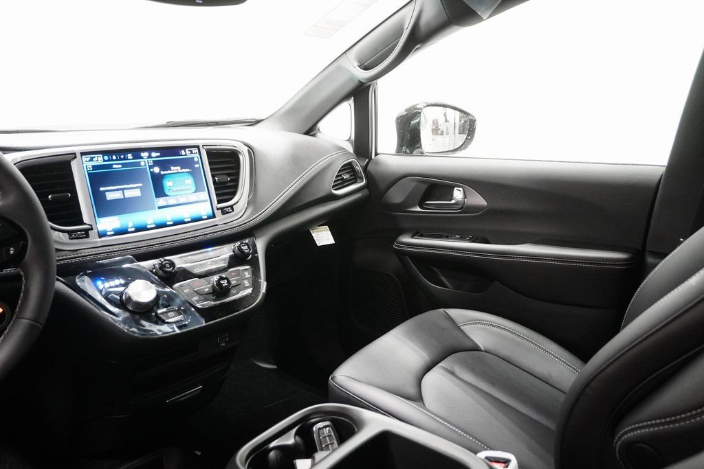 New 2026 Chrysler Pacifica Select w/ S Appearance Package image 18