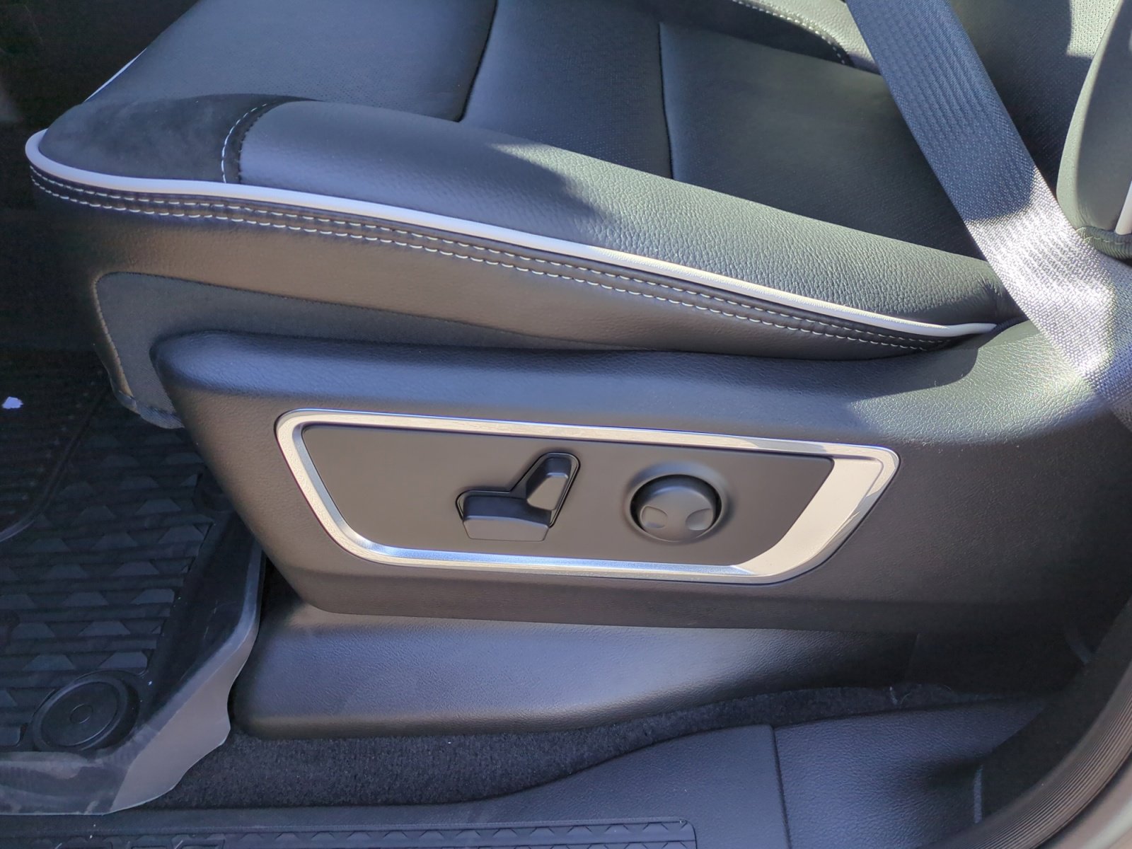 New 2026 RAM 1500 Laramie w/ Night Edition image 14