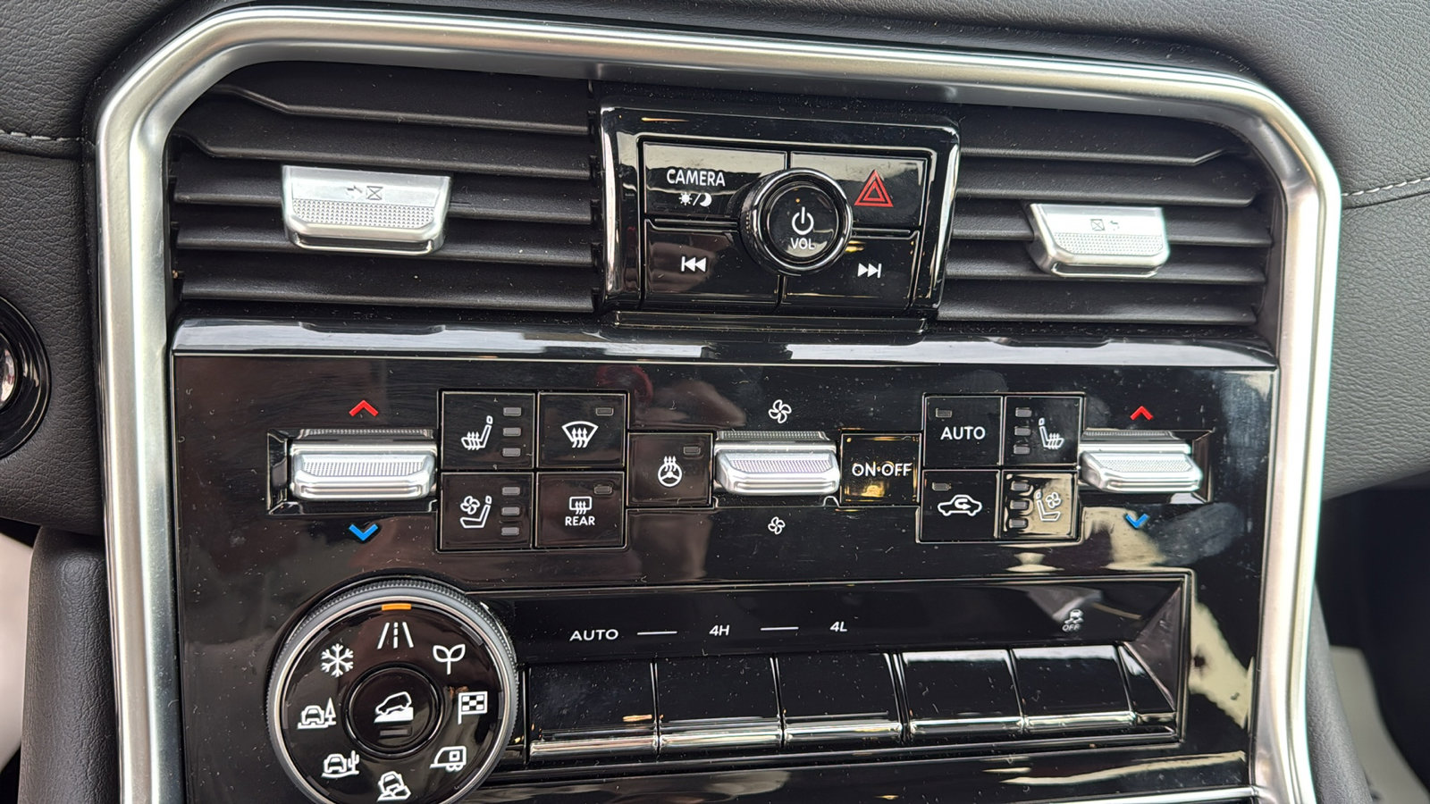 Certified 2025 Nissan Armada Platinum w/ Convenience Package image 15