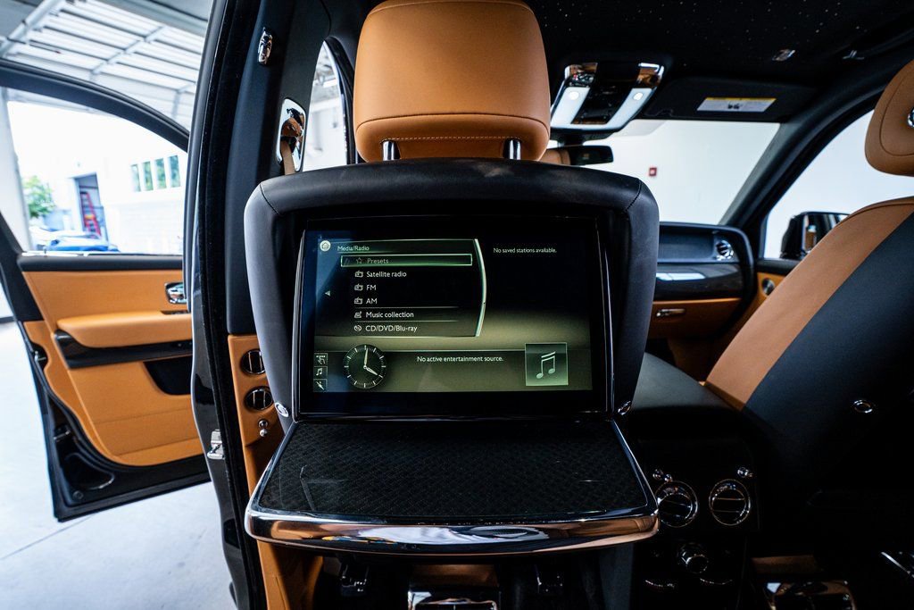 Used 2022 Rolls-Royce Cullinan Black Badge image 56