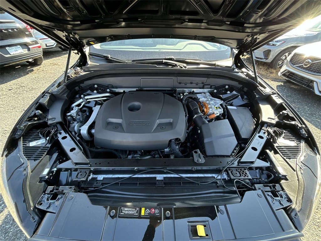 Certified 2025 Volvo XC60 T8 Plus w/ Protection Package Premier image 10