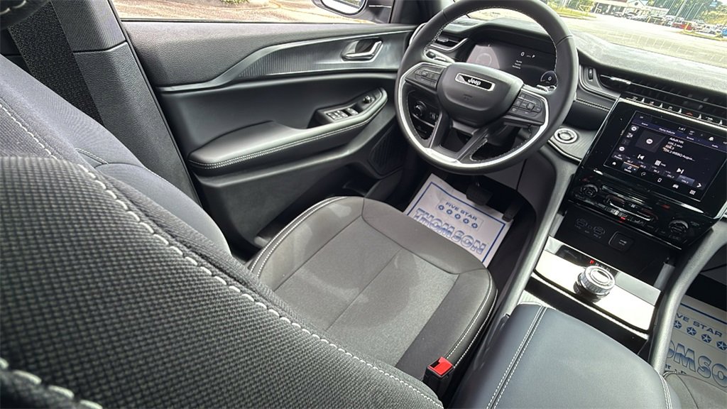 New 2025 Jeep Grand Cherokee L Laredo image 16