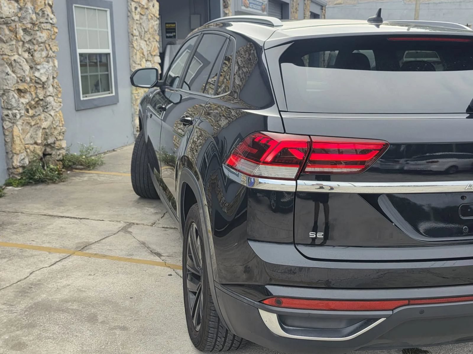 Used 2022 Volkswagen Atlas Cross Sport SE w/ Panoramic Sunroof Package FWD image 5