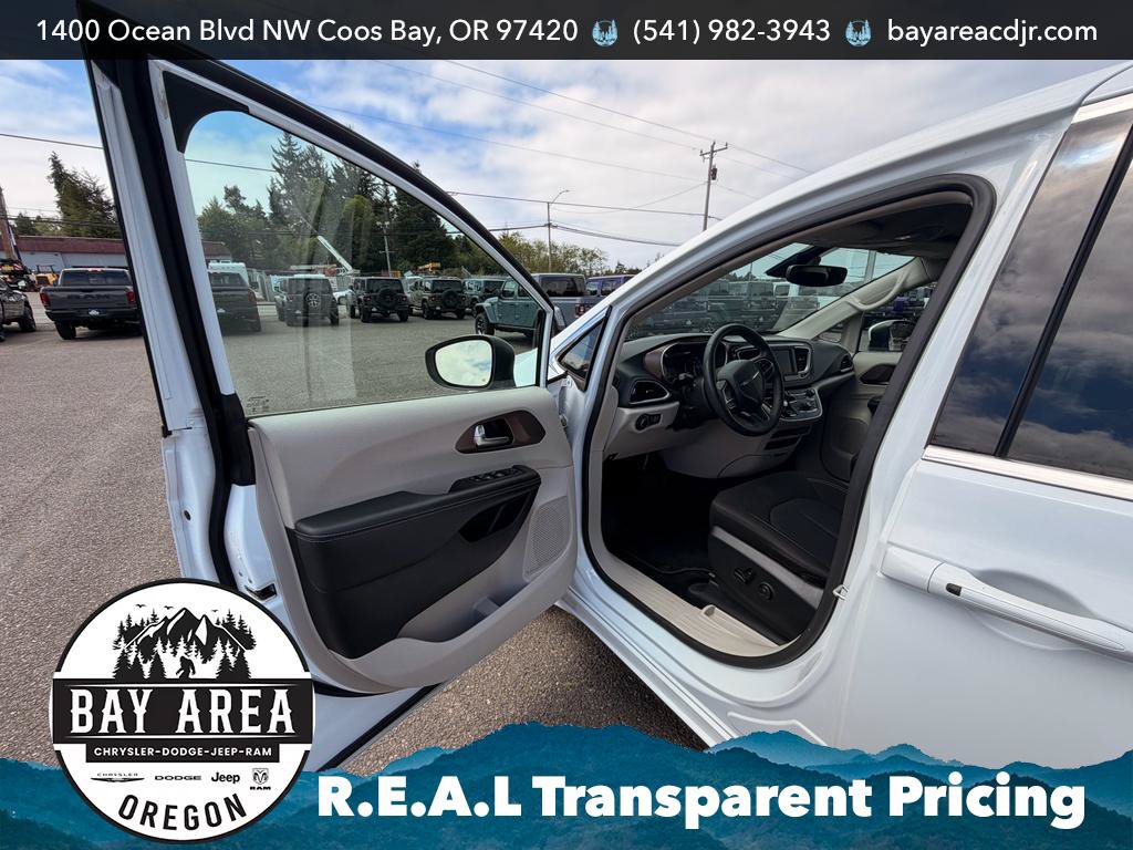 Used 2023 Chrysler Voyager LX FWD image 11