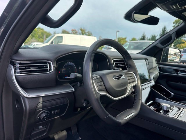 Used 2025 Jeep Wagoneer 4WD w/ Premium Group I image 16