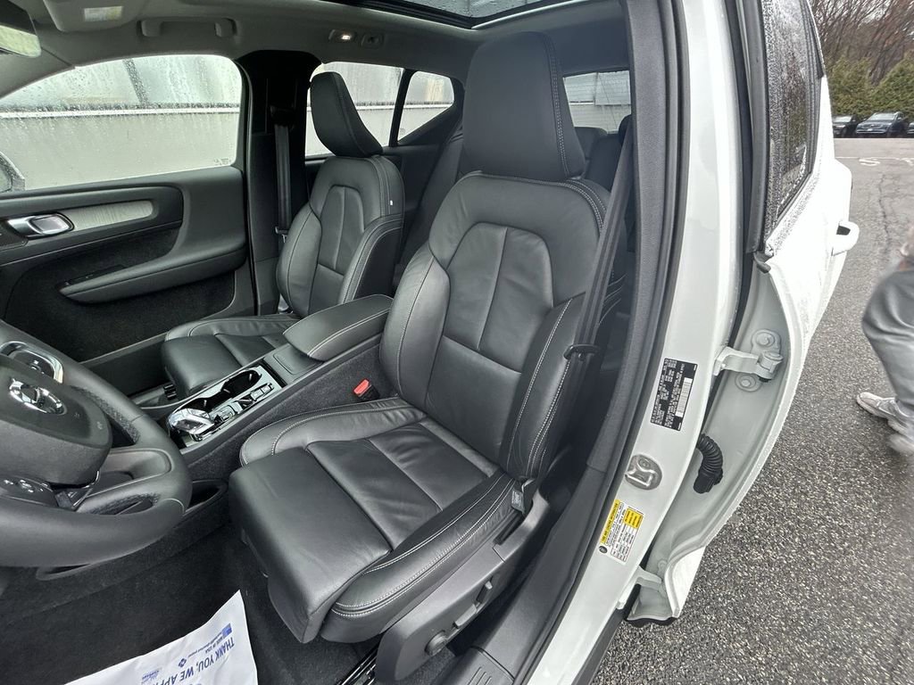 Certified 2023 Volvo XC40 B5 Plus w/ Climate Package image 15