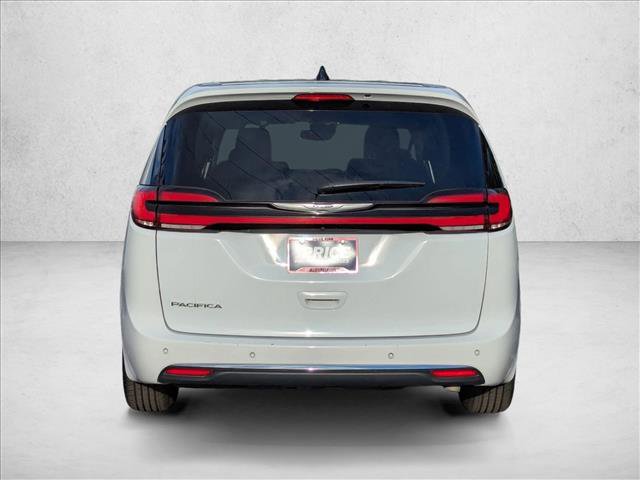 Used 2023 Chrysler Pacifica Touring-L image 7